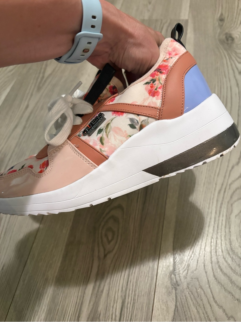 Guess Floral Sneakers Size 9 - Picture 4 of 7